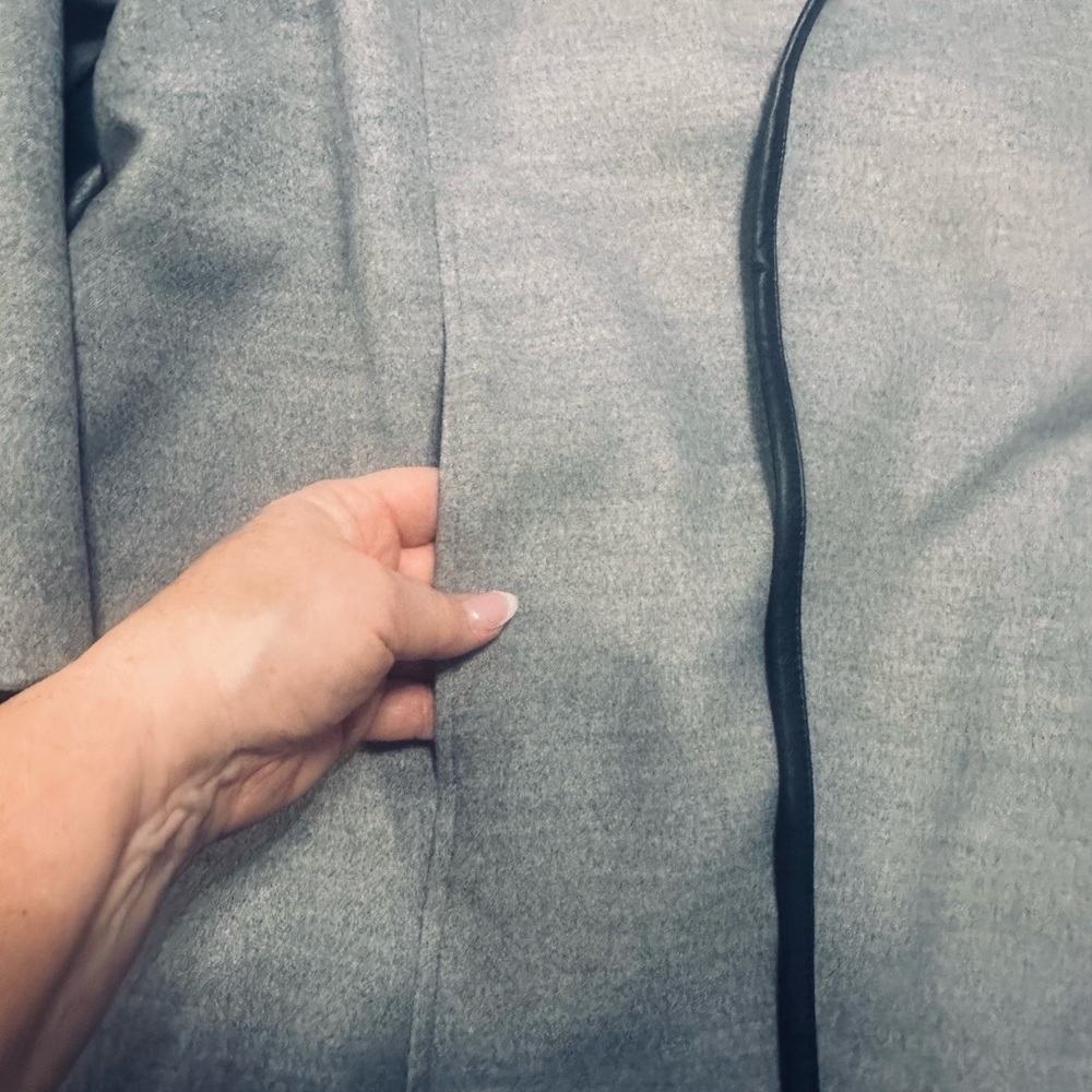In Every Story 2X Gray Transitions Wrap Coat with Self Tie Belt Black Trim🆕 - Picture 6 of 16